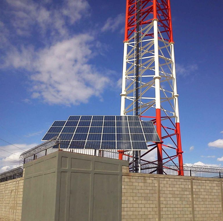 Torre para telecomunicaciones con soluciones de energía solar