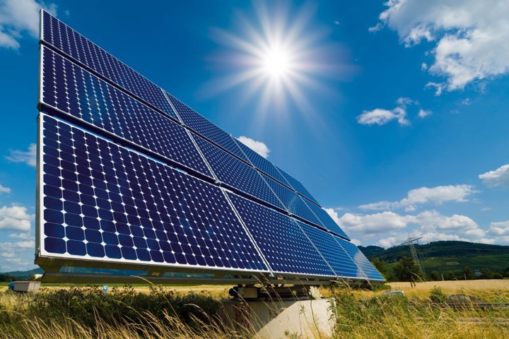 Paneles solares instalados en campo abierto